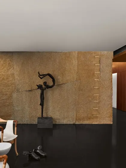 Another view of the passage at the Baid Residence, featuring designer chairs from Giorgetti and a powerful black sculpture by S. Radhakrishnan. The space is curated as a gallery-like experience, encouraging pause and appreciation.