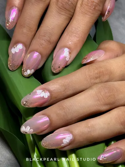 A dreamy set perfect for a bride-to-be. This design combines the trendy glazed donut chrome with chunky sparkle and delicate, hand-painted white flowers for a look that truly glows.