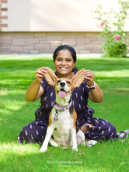 I think I need to start a "dumbo ears" series! This happy beagle and her mom are having a great time playing around during their sunny outdoor photoshoot.
