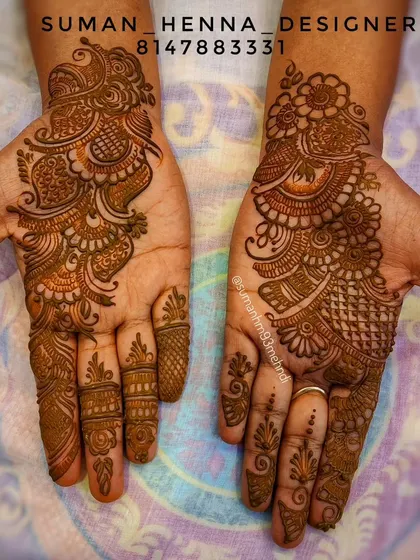 A lovely Arabic design for the palms, featuring a mix of floral and paisley elements. The pattern is dense but leaves space for the rich stain to stand out.