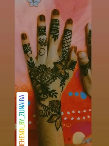 A detailed floral design with varied patterns on each finger. I love adding unique touches to the fingertips, like nets, leaves, and swirls, to complete the look.