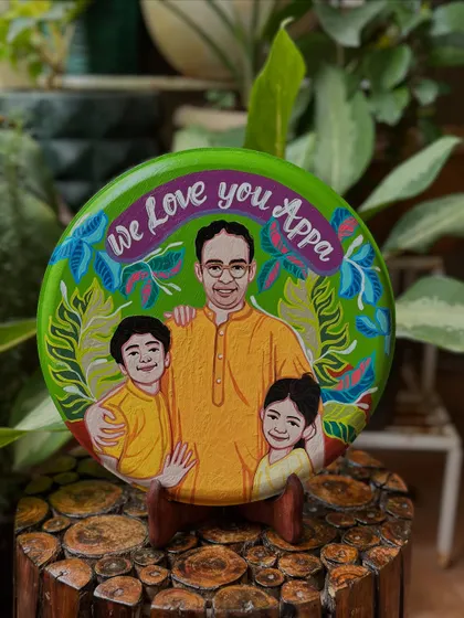 "We Love you Appa." A heartfelt Father's Day gift, this decorative plate features a father with his two children, surrounded by a lush, tropical design.