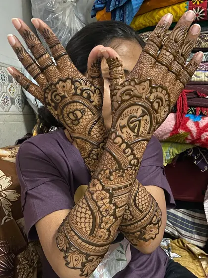 A full-coverage engagement design with interlocking hearts and initials. This style is for the bride who wants a grand look for her engagement ceremony.
