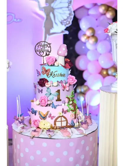 The stunning multi-tiered butterfly themed cake for Krishvi's first birthday.