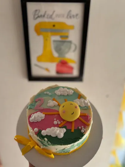A cheerful "you are my sunshine" mini cake. The hand-painted design is perfect for a small and happy celebration.