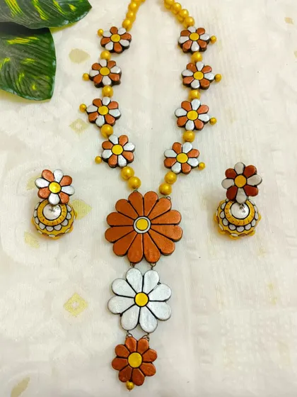 This three-layer long floral necklace in brown and white is perfect for a subtle, elegant look. It's a versatile piece for both casual and festive occasions.