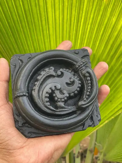 Another example of our circular vine carvings, a unique piece of decor inspired by the endless creativity of temple art.