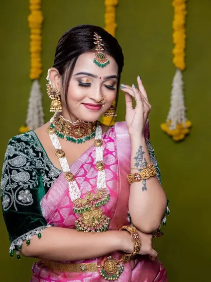 The jewellery really stands out in this portrait, showcasing the intricate design of the necklace and choker.