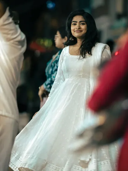 A candid shot from the Kadalekai Parishe fair. The makeup is light and fresh, perfect for a casual evening.