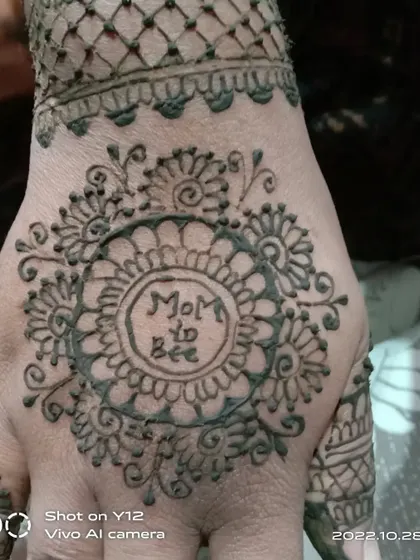 A "Mom to be" mandala design for a baby shower. The central text is surrounded by a delicate floral pattern, offering a simple and beautiful way to celebrate the occasion.