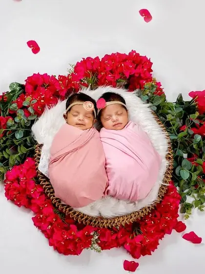 Double the love, double the cuteness. This twin newborn shoot features two peacefully sleeping babies nestled in a heart of vibrant red flowers, showcasing how I create beautiful, coordinated setups for multiples.