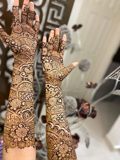 The same design, showcasing the detailed work on the palms and fingers. Every part of the hand is decorated with care, leaving no space untouched in this traditional bridal style.