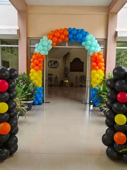The entrance to Virat's car party features a colorful balloon arch and fun traffic light balloon sculptures, perfectly setting the racing theme.