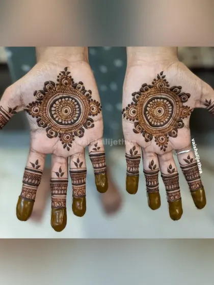 A classic mandala design on the palms. The intricate details and full-finger coverage make this a popular choice for festivals.