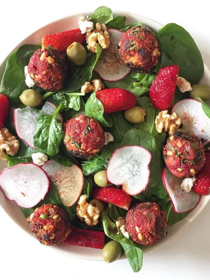 A visually appealing salad featuring beetroot, walnuts, and berries, all known for their brain-boosting properties.