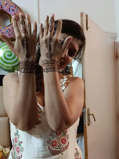 A simple and elegant wristband or cuff design. This is a great choice for someone who wants a stylish but not overpowering mehndi.