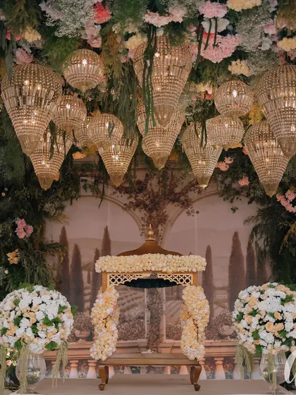 The Anand Karaj setup was framed by a canopy of hanging florals and dozens of basket-style chandeliers, with a hand-painted mural of a Tuscan landscape as the backdrop.