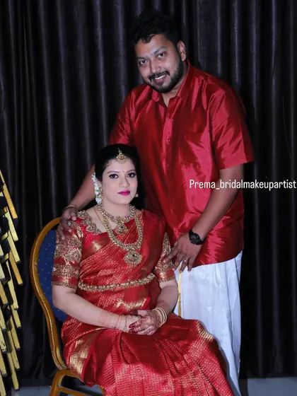 A beautiful portrait of a mom-to-be and her partner at her baby shower. She is wearing a traditional temple jewellery set.