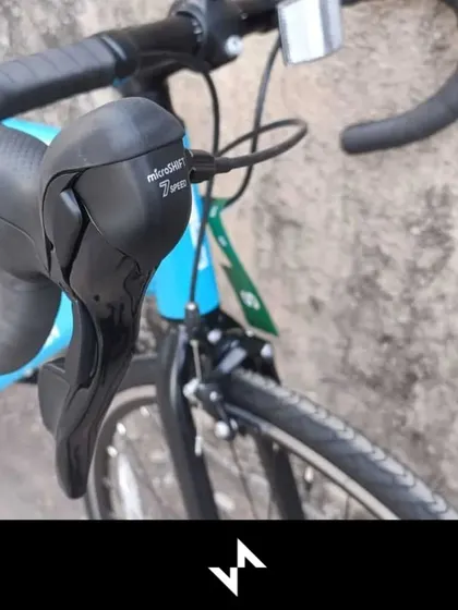 The cockpit features a microSHIFT 7-speed shifter on the handlebar. It provides a good feel and reliable shifting for a bike at this price point.