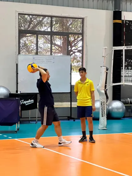 We believe in the power of cross-sports training. Here, a volleyball coach from the Bengaluru Torpedoes demonstrates throwing techniques to our badminton athletes to improve their overhead motion.