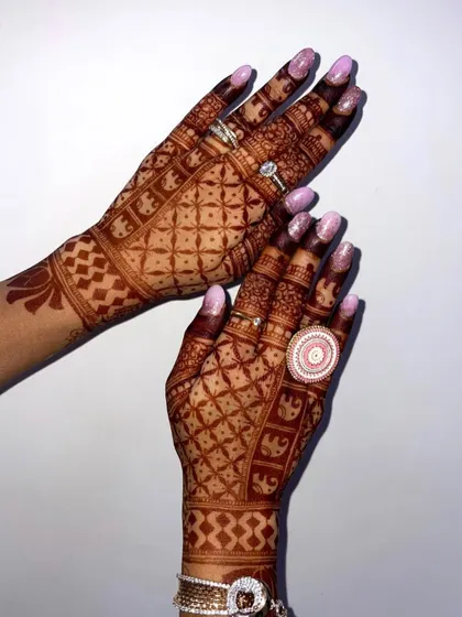 The joy of a dark, natural henna stain. This design features a full hand of jaal work, interspersed with tiny elephant motifs, resulting in a rich and detailed pattern that looks stunning.