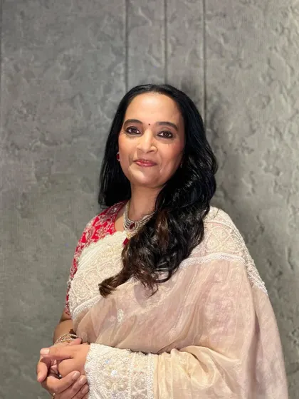Natural curls for an elegant and simple look, perfect for a mature client who wants to look her best.