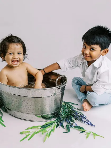 Pure joy in the tub. The post-cake-smash bath is often one of the happiest parts of the session, and big brother couldn't resist joining in.