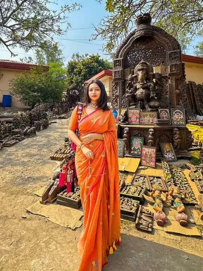 Another shot from my day out at the Surajkund Mela in my orange mul cotton saree. I love pairing traditional Indian textiles with artistic, handcrafted backgrounds.