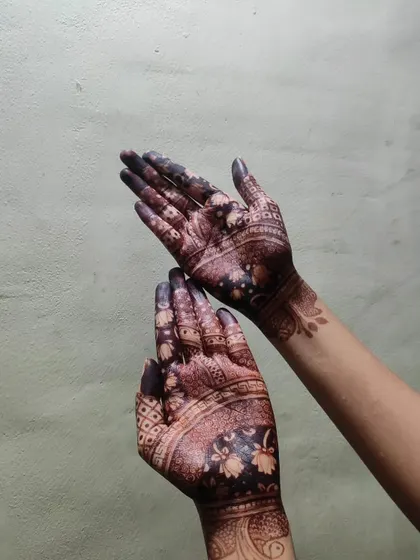 A stunning henna stain in all its glory. This is the result of using high-quality, organic mehndi cones and following the right aftercare.