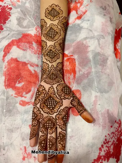 An exclusive floral design with a Dubai-inspired feel. The patterns are bold and cover the hand and arm in a striking way.