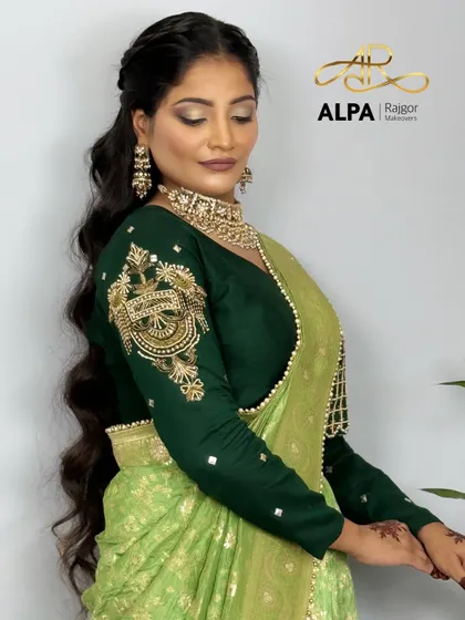 A close-up portrait of this versatile and elegant look.