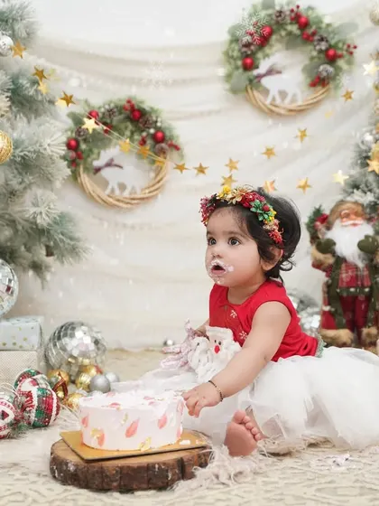 A festive first birthday cake smash during our Christmas mini-sessions. Combining a milestone with a holiday makes for extra special memories.