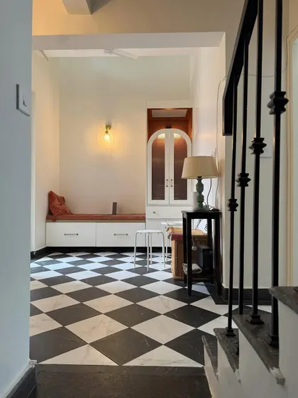 Checkered floors and main character energy. We love making bold choices that give a space personality. This corner combines classic black and white flooring with cozy, modern furniture for a look that’s anything but boring.