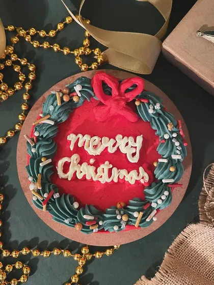 Getting into the holiday spirit with these Christmas-themed bento cakes. This collection features a piped Christmas tree, a cute reindeer face, and a festive wreath design, perfect for spreading holiday cheer.