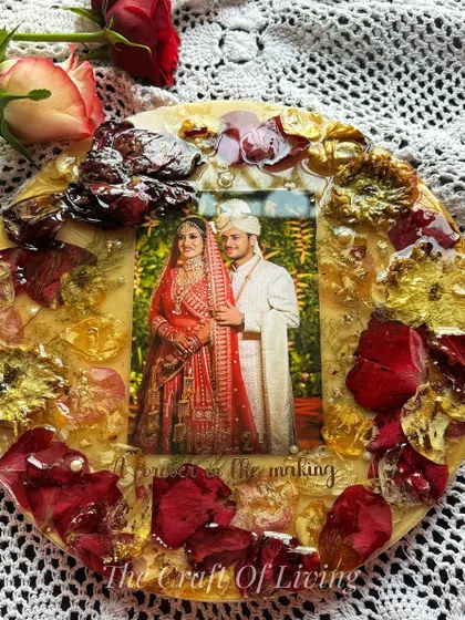 A circular resin plate with a golden-yellow background, filled with preserved red and yellow rose petals. This design is vibrant and full of warmth.
