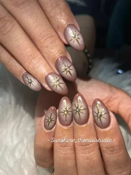 Another look at the beautiful brown aura nails with gold starbursts.