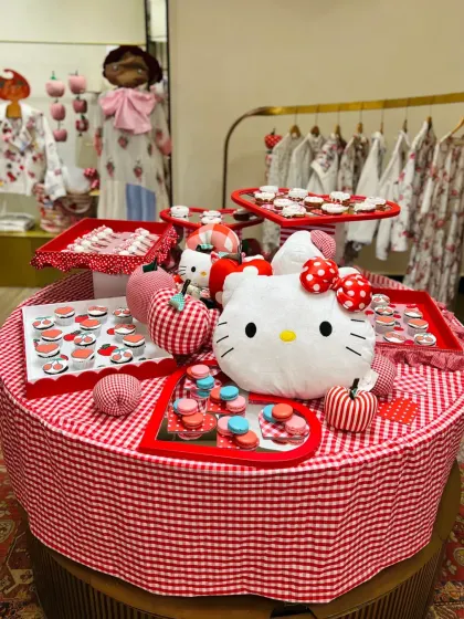 The full grazing table for the Hello Kitty x Péro showcase, featuring a dreamy display of themed treats and adorable Hello Kitty plush toys.