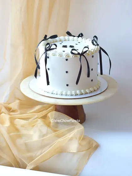 A full view of the black and white vintage cake, a timeless design that is perfect for any sophisticated celebration.