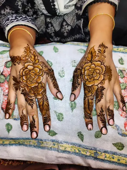 The symmetry of the large floral motifs makes this design particularly eye-catching.