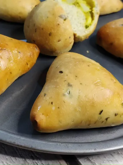 Aloo buns and savoury bread rolls are a delicious snack. In our breads class, you will learn how to make various stuffed and flavored breads.