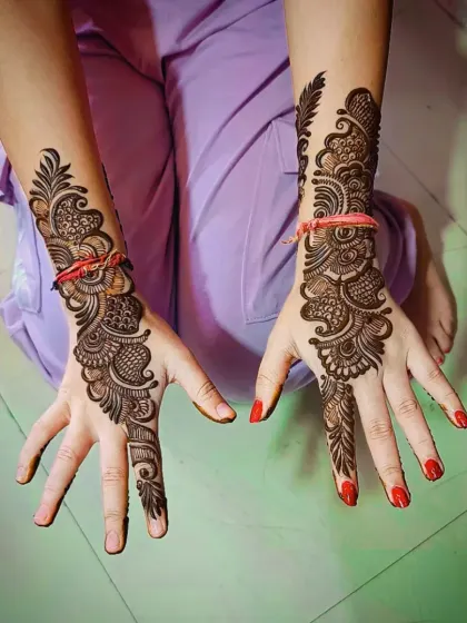An elegant Arabic-style mehandi design for the back of the hands. This style is defined by its flowing, bold patterns and the beautiful contrast it creates with open skin, perfect for a chic and modern festive look.