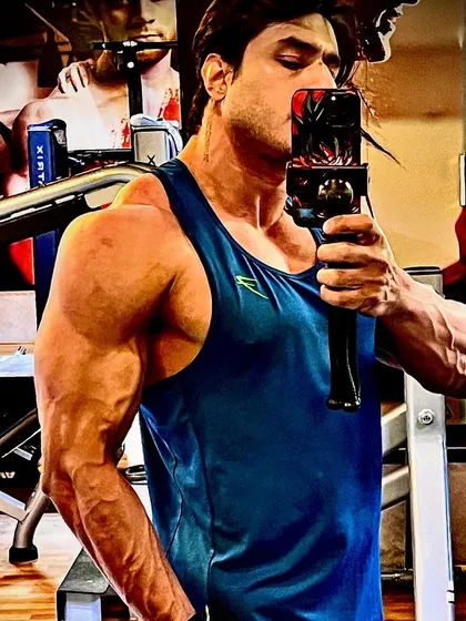 A confident selfie highlighting my deltoids. Strong shoulders create a powerful frame.