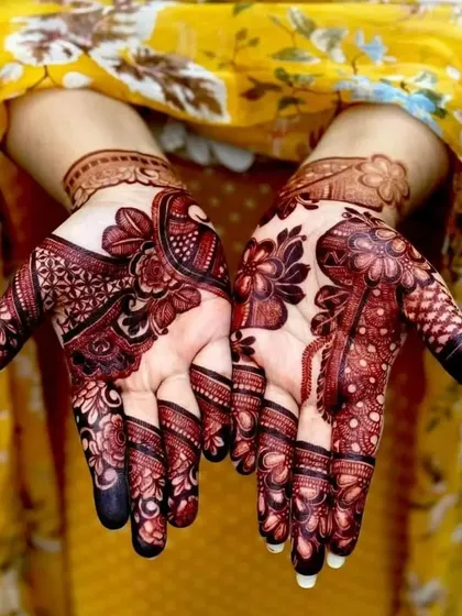 The result of our 100% organic henna is a deep, rich stain that looks stunning. This beautiful floral design shows the beautiful dark colour you can expect from our safe, chemical-free paste.