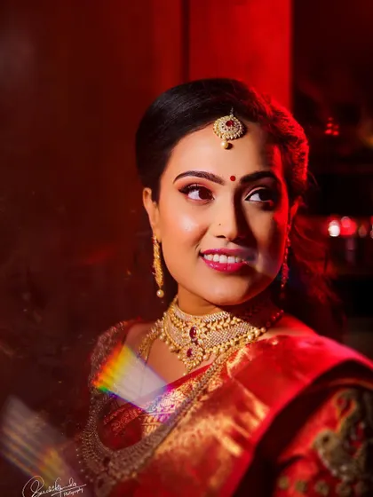 A beautiful portrait of Swathi. The lighting captures the shimmer on her eyes and the radiant finish of her skin, creating a truly magical effect.
