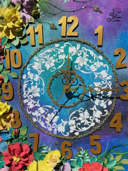 A close-up of the 22-inch galaxy clock, focusing on the large golden numbers and intricate central stencil.