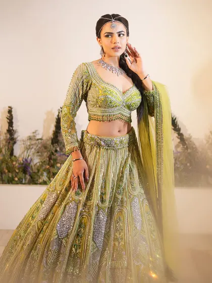 Yellow is my joyful colour. This Mehendi look features a pop of yellow on the eyes, paired with a nude lip and a glowing base, perfect for a daytime event.