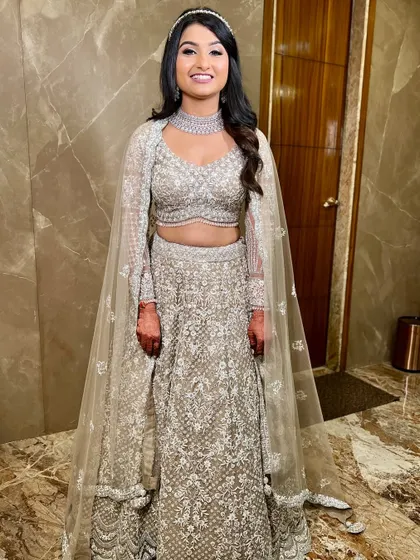 A full-length shot of this elegant and contemporary look.