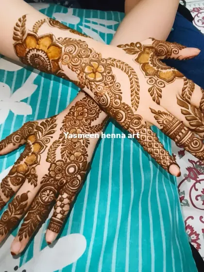 A final look at this elegant and modern henna design, perfect for any special occasion.