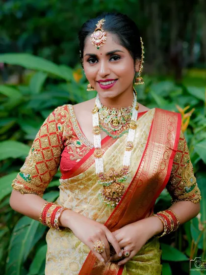 A smiling portrait of the bride, looking confident and beautiful in her full set of rented bridal jewellery.