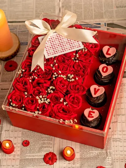 A box of love, literally. This hamper features a heart made of fresh red roses alongside delicious cupcakes. Perfect for anniversaries or Valentine's Day.